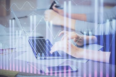 Bilgisayarda ve finansal grafik hologramında yazı yazan kadın ellerine çok maruz kalmış. Borsa analizi kavramı.