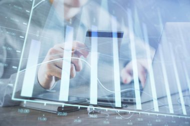 Ellerinde kredi kartı ve forex çizimi olan bir adamın çift pozu. İnternet E-ticaret kavramında hisse senedi ve dijital fintech.