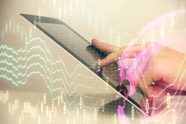 Erkeklerin el ele tutuşup dijital telefon ve forx grafik çizimleri kullanırken birden fazla pozlama. Finansal piyasa kavramı.