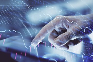 Erkeklerin el ele tutuşup dijital telefon ve forx grafik çizimleri kullanırken birden fazla pozlama. Finansal piyasa kavramı.