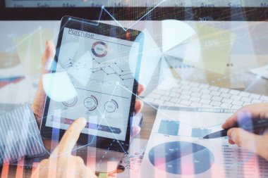 Bir adamın el ele tutuşup, telefon ve finansal çizim kullanırken birden fazla pozlama. Pazar analizi kavramı.