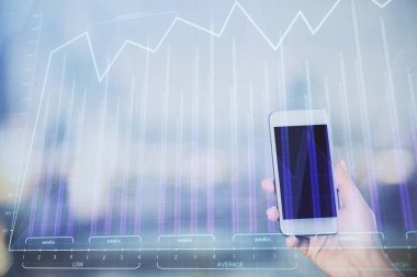 Ön x çizelgesine çift pozlama, hologram çizimi ve cep telefonu kullanan bir kadın. Borsa konsepti.