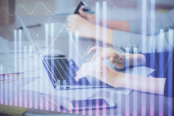 Multi exposición de las manos de la mujer escribiendo en el dibujo del holograma de la computadora y de la carta financiera. Concepto de análisis bursátil. —  Fotos de Stock