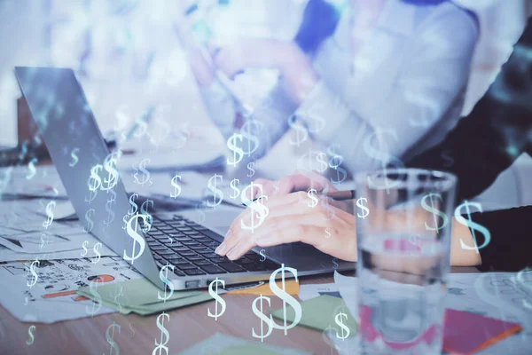 Mehrfachbelichtung von Frauenhänden beim Tippen auf Computer- und Forex-Diagramm-Hologrammzeichnung. Aktienmarktanalysekonzept. — Stockfoto