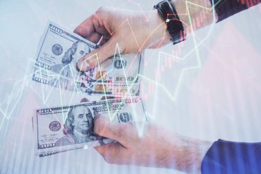 Finansal grafiğe çoklu pozlama hologram, Amerikan dolarları ve insan eli. Analiz kavramı.
