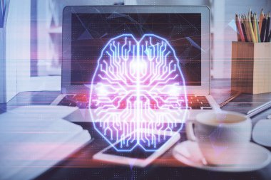Masaüstü bilgisayarı ve insan beyni hologram çiziyor. Ai kavramı.