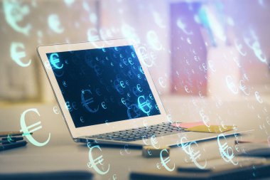 Masası ve kişisel bilgisayarı olan borsa grafiği. Çifte maruziyet. Mali analiz kavramı.