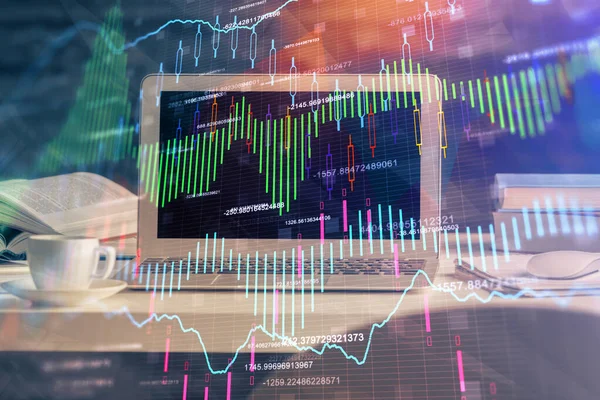 Gráfico financiero dibujo colorido y mesa con el ordenador en el fondo. Exposición múltiple. Concepto de mercados internacionales. —  Fotos de Stock