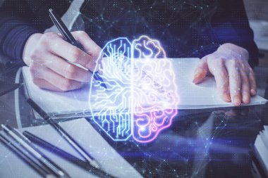 Arka planda beyin hologramıyla el yazısının iki katına çıkarılması. Öğrenme kavramı.