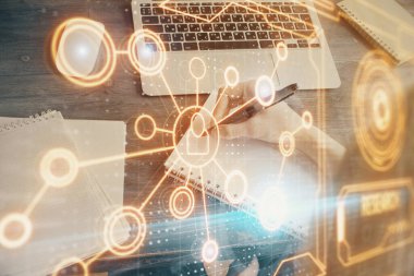 Kadınların el yazısı üzerine sosyal ağ temalı hologram. Uluslararası insanlar birbirine bağlanır. Çift pozlama