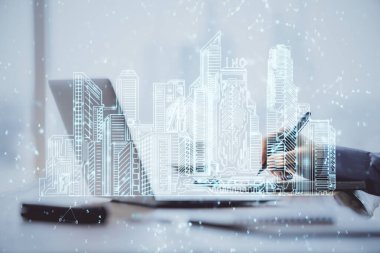 Arka planda bilgisayar üzerinde çalışan bir iş adamı ile yüksek teknoloji şehir çizimi. Akıllılık konsepti. Çift pozlama.