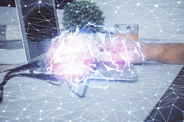 Bilgisayar geçmişi ve beyin temalı hologramı olan bir adam. Beyin fırtınası kavramı. Çift pozlama.