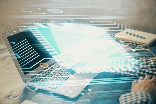 Homme d'affaires avec fond d'ordinateur avec hologramme de thème de technologie. Concept de haute technologie. Exposition multiple. — Photo