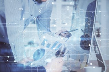 Bilgisayar geçmişi üzerinde çalışan bir adamla çok sayıda teknolojik çizime maruz kalmış. Yenilik kavramı.