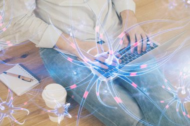 Nöron hologramı, arka planda bilgisayarla çalışan bir adam. Eğitim konsepti. Çift pozlama.