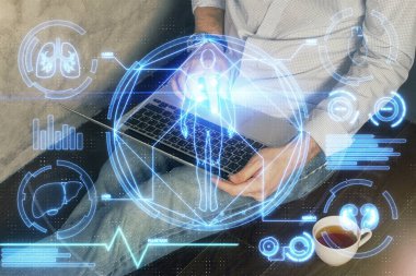 Bilim hologramı, arka planda bilgisayarla çalışan bir adam. Öğrenim anlayışı. Çift pozlama.