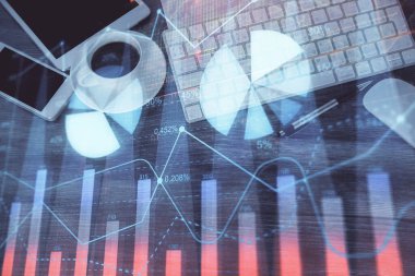 Masaüstünde telefonlu ön x grafik hologramına çift pozlama. Üst Manzara. Mobil ticaret platformu kavramı.