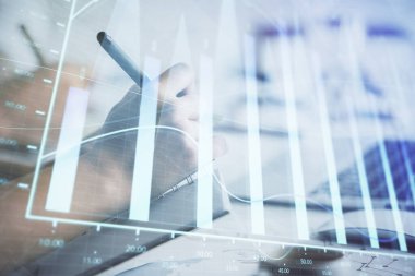 Ön x grafiğinin arka plan notları alan insanların üzerini çizerken çift pozlama. Mali analiz kavramı