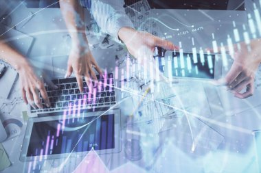 Kadın ve erkeğin birlikte çalıştığı çoklu pozlama ve grafik hologramı çizimi. Finansal analiz konsepti. Bilgisayar arkaplanı. Üst Görünüm.