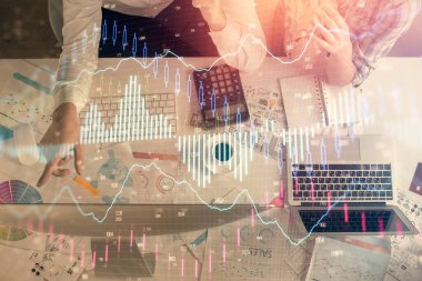 Birlikte çalışan kadın ve erkeğin çifte pozu ve finansal grafik hologramı çizimi. Pazar analizi konsepti. Bilgisayar arkaplanı. Üst Görünüm.