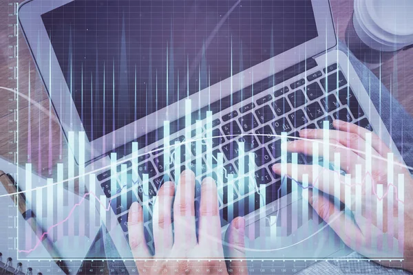 Dubbel exponering av män händer skriva över datorns tangentbord och forex graf hologram ritning. Högst upp. Begreppet finansmarknad. — Stockfoto