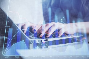 Bilgisayarda ve ön x grafik hologram çiziminde kadın eli yazarken çift pozlama. Borsa yatırım kavramı.