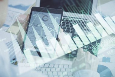 Erkeklerin el ele tutuşup dijital bir cihaz ve ön grafik çizimi kullanırken çift pozlama. Finansal piyasa kavramı.