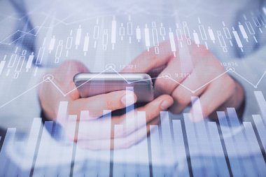 Erkeklerin el ele tutuşup dijital bir cihaz ve ön grafik çizimi kullanırken çift pozlama. Finansal piyasa kavramı.