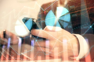 Erkeklerin el ele tutuşup dijital telefon ve forx grafik çizimleri kullanırken birden fazla pozlama. Finansal piyasa kavramı.