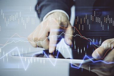 Bir adamın el ele tutuşup, telefon ve finansal çizim kullanırken birden fazla pozlama. Pazar analizi kavramı.