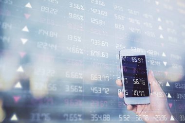 Ön x çizelgesine çift pozlama, hologram çizimi ve cep telefonu kullanan bir kadın. Borsa konsepti.