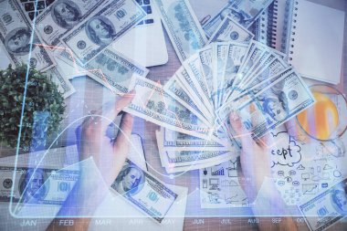 Finansal grafiğe çoklu pozlama hologram, Amerikan dolarları ve insan eli. Analiz kavramı.