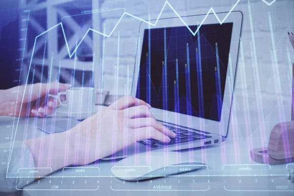 Doppelbelichtung von Frauenhänden beim Tippen auf Computer- und Forex-Diagramm-Hologrammzeichnung. Aktienmarktanalysekonzept. — Stockfoto