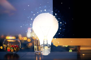 Bilgisayar ofisinde ampul simgesi hologramıyla birlikte. Çifte maruziyet. Fikir kavramı.