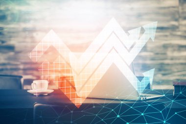 Bilgisayar masaüstünde, okların hologramını gösteriyor. Çifte maruziyet. Başarı kavramı.