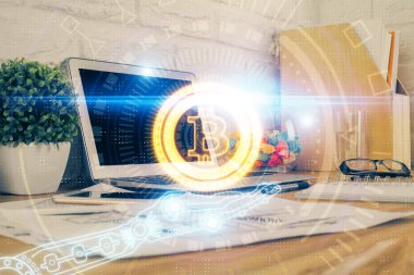 Engelleme zincirine ve kripto ekonomi temalı holograma ve bilgisayar arkaplanlı masaya çoklu maruz kalma. Bitcoin kripto para kavramı.