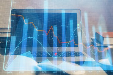 Finansal pazar grafiği hologramı ve kişisel bilgisayar arka planda. Çoklu maruz kalma. Önx kavramı.
