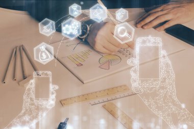 İnsan ellerinin arka planını ve endüstriler için soyut yenilikçi teknolojileri kapatın. Çoklu pozlama.