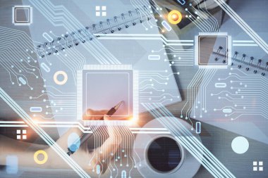 Arka plana veri teknolojisi hud 'u ile el yazısı yazan kadınların çoklu pozları. Yenilik kavramı.