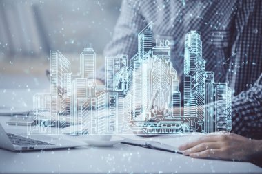 Arka planda bilgisayar üzerinde çalışan bir iş adamı ile yüksek teknoloji şehir çizimi. Akıllılık konsepti. Çift pozlama.