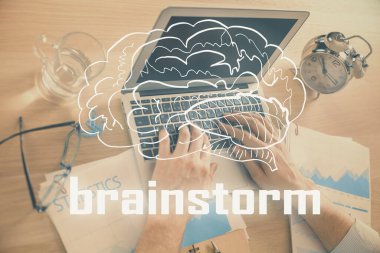 Bilgisayarda çalışan iş adamıyla çizimlere başla. Takım çalışması konsepti. Çift pozlama.