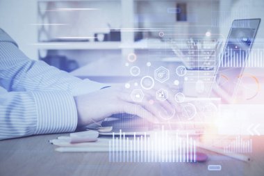 Teknoloji temalı dizüstü bilgisayarla çalışan bir iş adamı. Büyük veri kavramı. Çift pozlama.