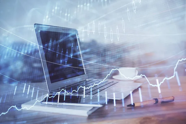 Hologram Forex na stole s počítačovým pozadím. Dvojité vystavení. Koncepce finančních trhů. — Stock fotografie