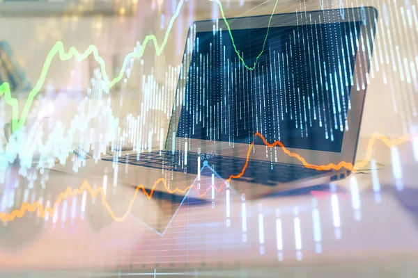 Graf akciového trhu a tabulka s počítačovým zázemím. Dvojité vystavení. Koncepce finanční analýzy. — Stock fotografie