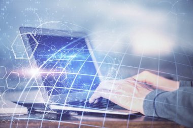 Arka planda bilgisayarla çalışan bir adamla dünya haritası hologramına çoklu maruz kalma. Dünya çapında ağ kavramı.