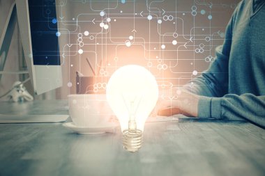 Arkaplanda bilgisayar üzerinde çalışan iş adamıyla birlikte büyüyen oklar. Başarı konsepti. Çift pozlama.