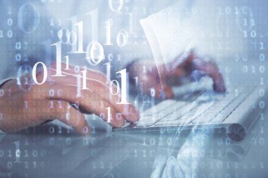 Bilgisayar geçmişi üzerinde çalışan bir adamla çok sayıda teknolojik çizime maruz kalmış. Yenilik kavramı.