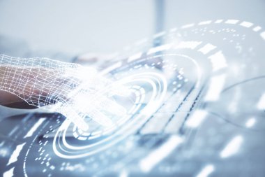 Veri temalı hologramın arka planda bilgisayarla çalışan bir adam tarafından çifte maruz bırakılması. Yenilik kavramı.