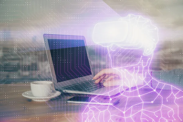 Holograma AR com homem trabalhando no computador em segundo plano. Conceito de realidade aumentada. Dupla exposição. — Fotografia de Stock