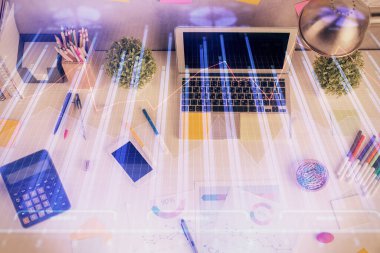 Bilgisayarla ön plan arkaplanını çizerken çift pozlama. Finansal araştırma ve analiz kavramı. Üst görünüm.